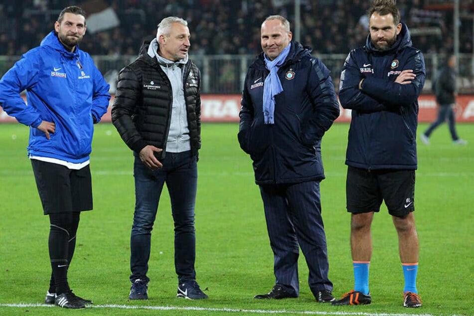 Zufriedene Gesichter bei Aues (v.l.) Co-Trainer Robin Lenk, Coach Pavel Dotchev, Präsident Helge Leonhardt und Torwart-Trainer Max Urwantschky.