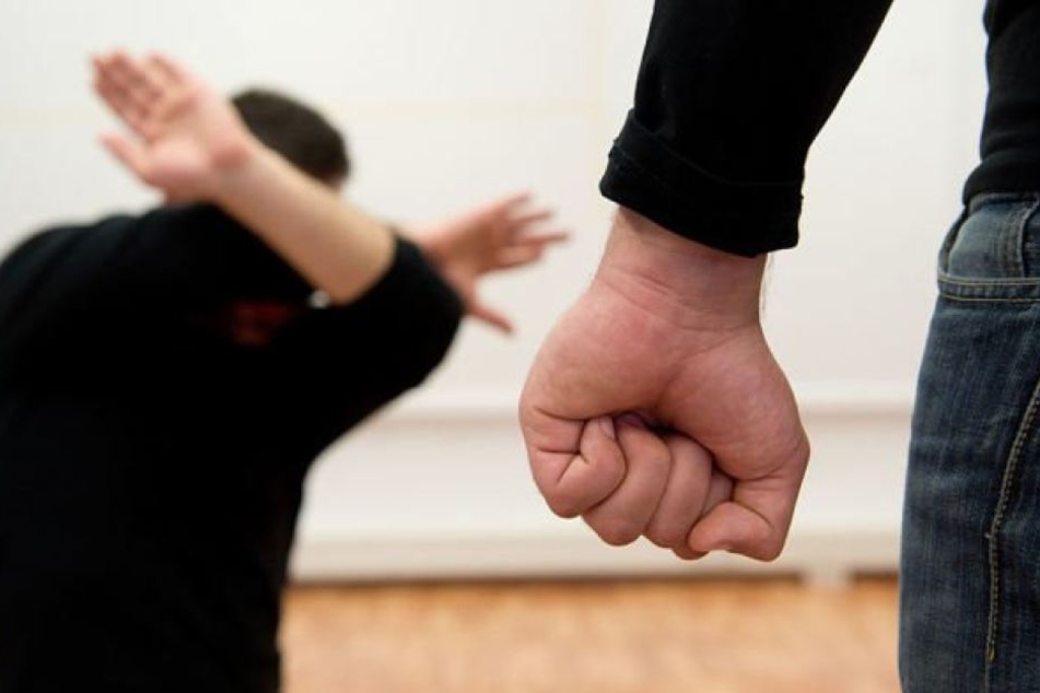 Nachdem der 18-jährige die beiden Antänzer eingeholt hatte, wurde er von einem der beiden geschlagen. (Symbolbild)