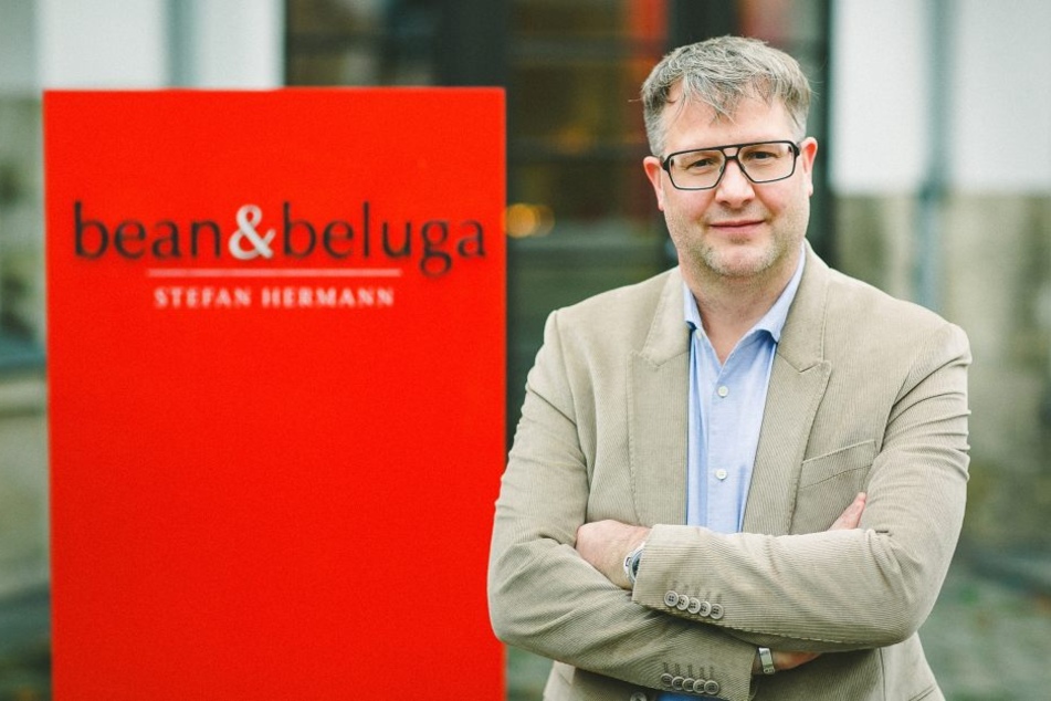 Stefan Hermann (46) leitet sein Gastro-Imperium vom Weißen Hirsch aus. An der
Bautzner Landstraße in Dresden befindet sich sein Sterne-Restaurant „bean &
beluga“, eine Tagesbar und ein Feinkostladen.