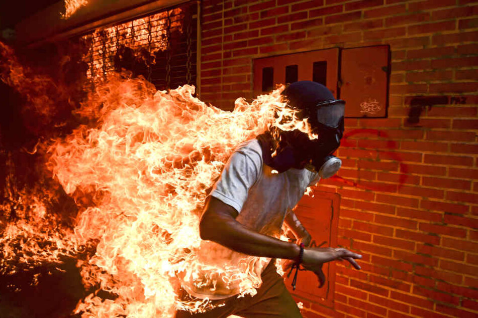 José Víctor Salazar Balza fängt bei Auseinandersetzungen mit der Polizei Feuer.