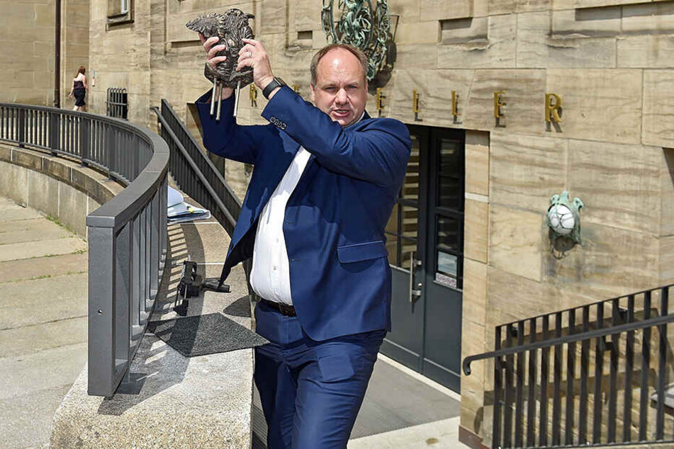 OB Dirk Hilbert (47, FDP) mit dem bronzenen Geschenk aus Polen.