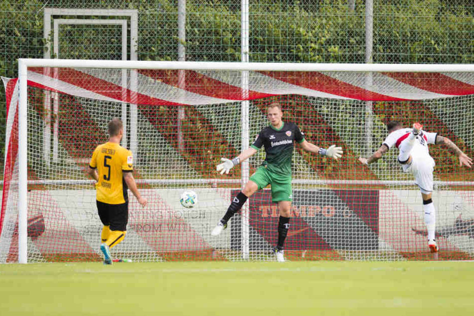 In der ersten Hälfte traf Daniel Ginczek zum 1:0, Dynamos Schlussmann Marvin Schwäbe war dabei machtlos.