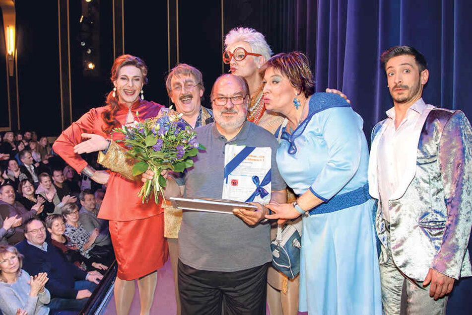 Das Ensemble des Boulevardtheaters holte Stammgast Wolfgang Voigt (62, Mitte) in seiner 100. Vorstellung auf die Bühne.
