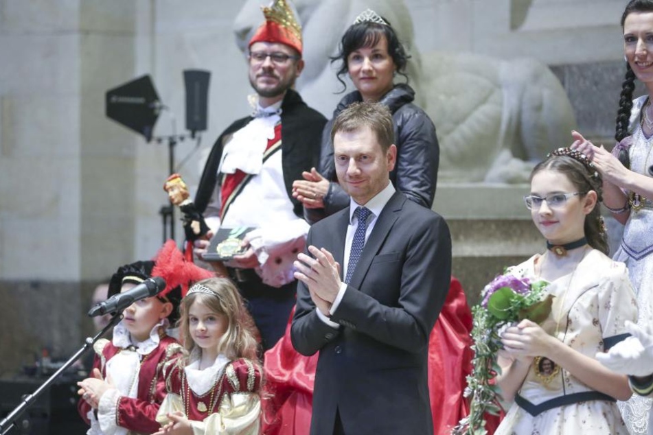 Pflichttermin: Ministerpräsident Michael Kretschmer (42, CDU) bekam Besuch von Karnevalisten aus dem Freistaat.