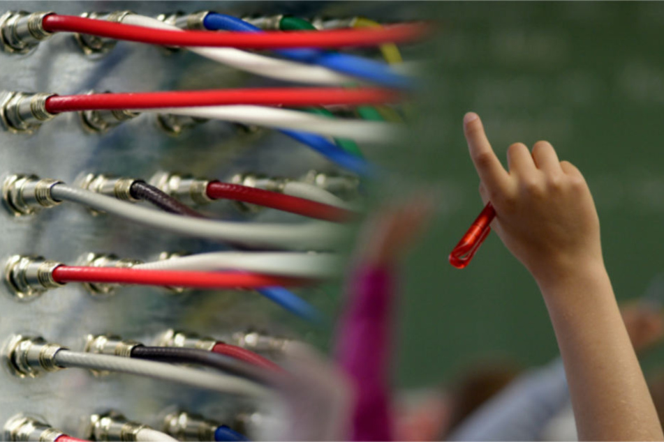 Ob schnelles Internet oder Tablets in Klassenzimmern: In Stuttgarts Schulen gibt es ordentlich Luft nach oben. (Bildmontage)