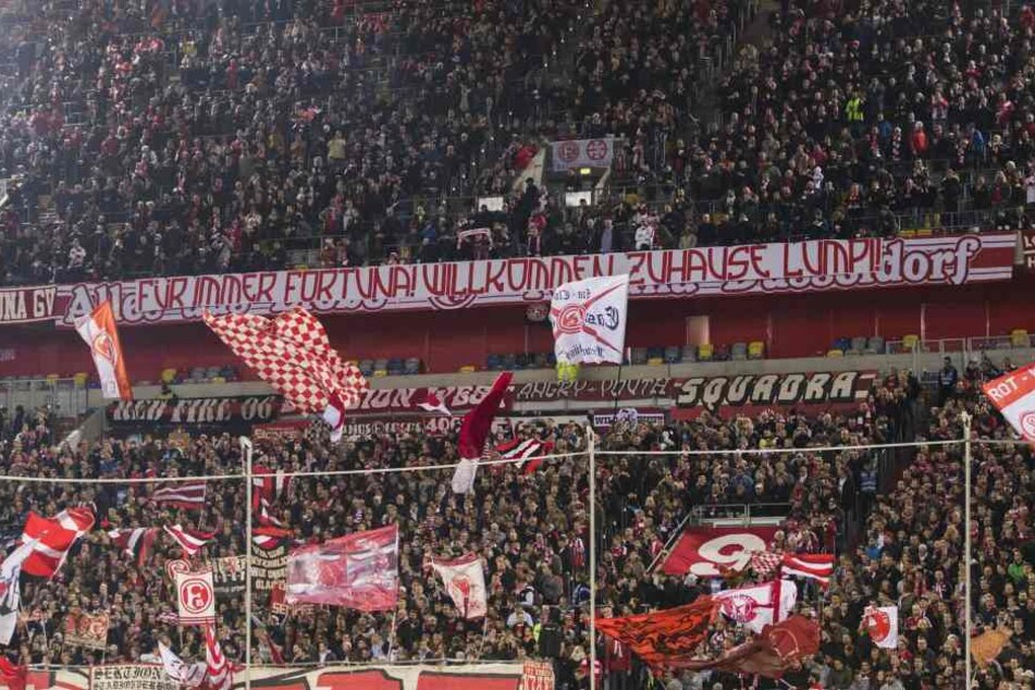 Bei der Fortuna ist "Lumpi" Lambertz immer noch eine Legende, wie dieses Spruchband der Düsseldorfer Anhänger beweist.