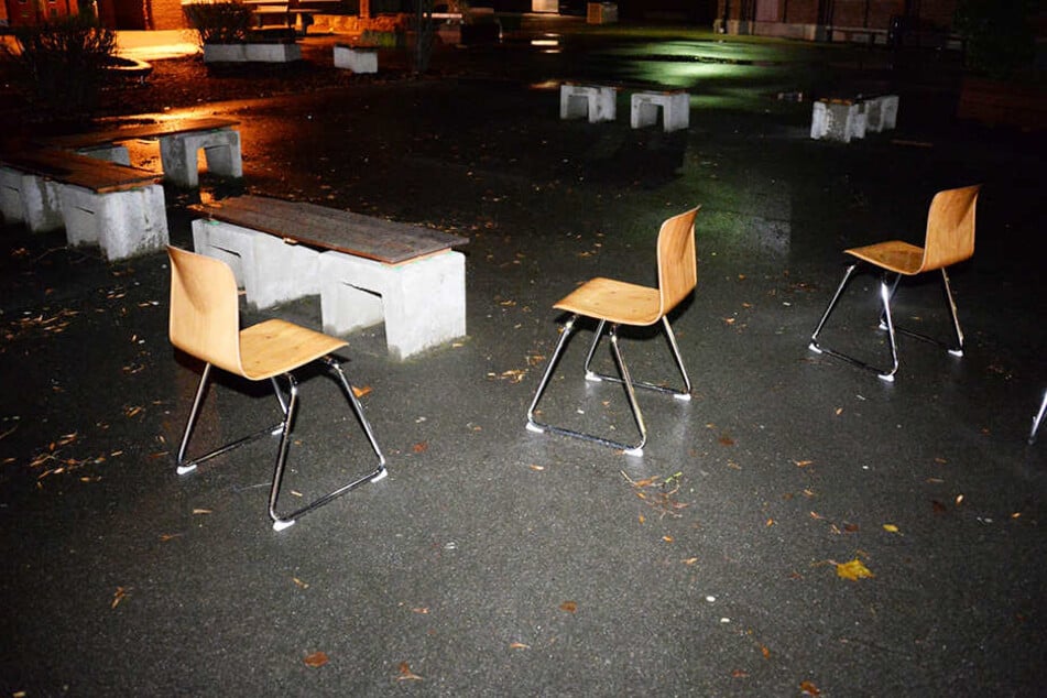 Die Einbrecher stellten die Stühle aus den Klassenräumen auf den Schulhof.