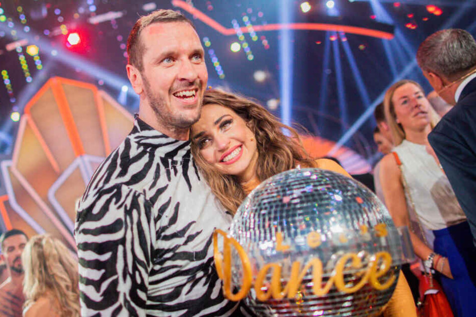2019: Pascal Hens, ehemaliger Handballer, und Ekaterina Leonova, Profitänzerin, freuen sich in der RTL-Tanzshow Let's Dance im Coloneum mit dem Pokal über den Sieg.