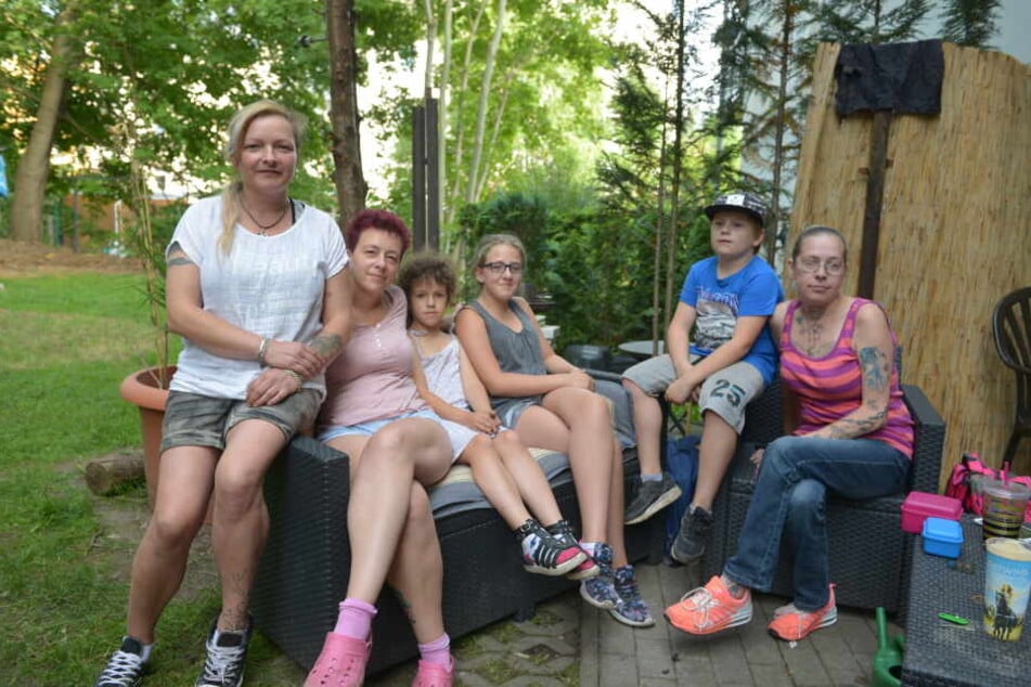 Ärgern sich über die Zustände: (v.l.) Susan Richter (36), Katja Pfund (37), Sandy (7), Marie (12), Pascal (10), Claudia Kuhnt (39).