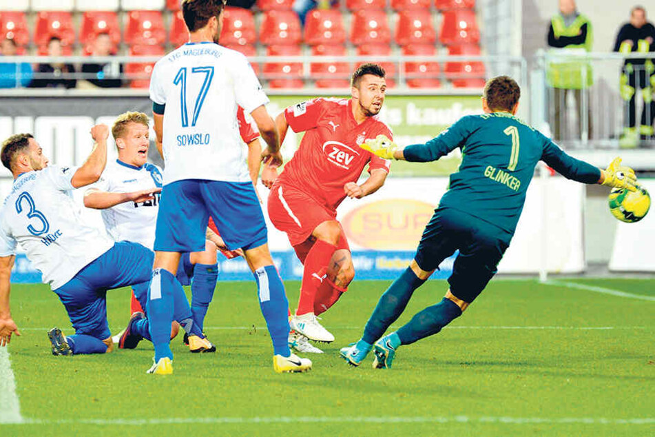 Das 1:0 für Zwickau! Davy Frickbezwang FCM-Keeper Jan Glinker.