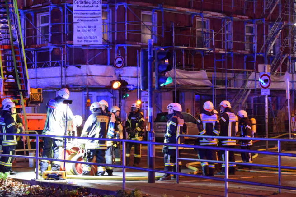 Einsatzkräfte der Feuerwehr an der Försterstraße in Köln-Ehrenfeld.