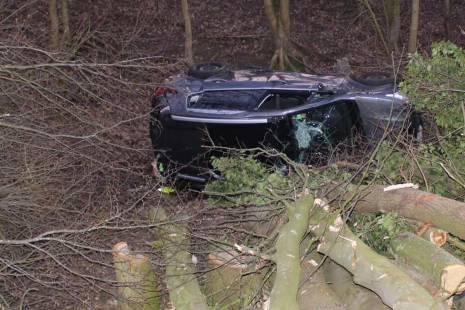 Der Wagen des 57-Jährigen landete auf dem Dach in einem Graben.
