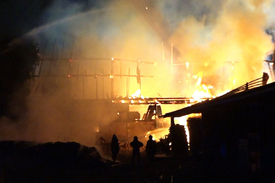 Die Gebäude standen "lichterloh in Flammen".