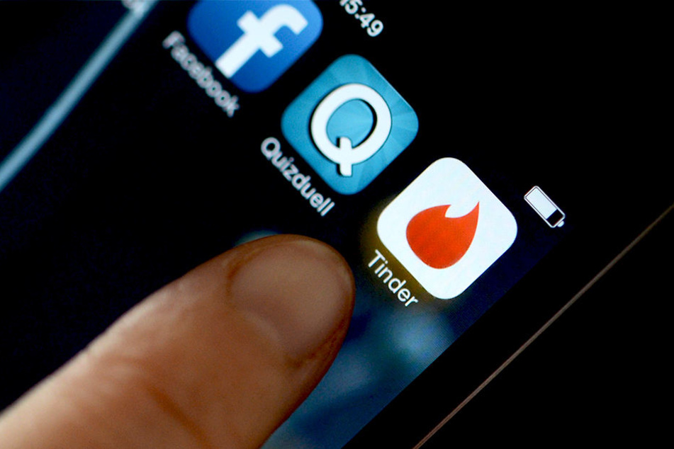 Nur ein Fingertipp zum Traummann. Für eine Frau hatte das Tinder-Date ein unschönes Nachspiel.