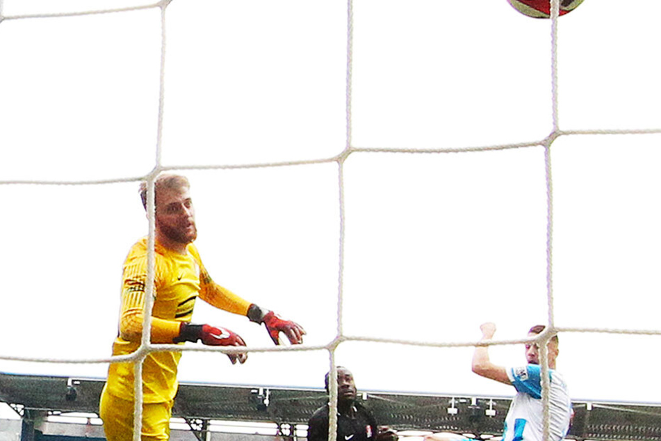 Zwei seiner 21 Tore erzielte Daniel Frahn (r.) gegen Aufsteiger Optik Rathenow. Hier überwindet er beim 3:0-Sieg im Heimspiel Torhüter Luis Zwick.