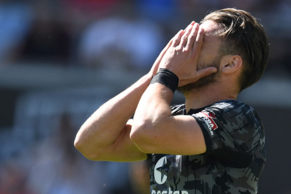 Dimitrios Diamantakos hat sich im Spiel gegen Darmstadt verletzt und fällt erstmal für den FC St. Pauli aus.
