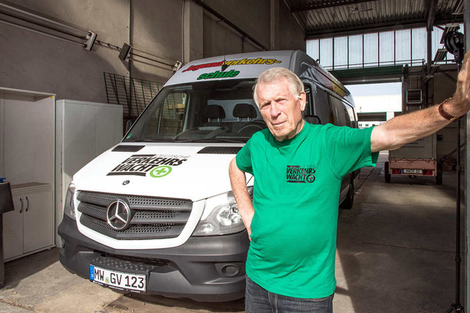 Verkehrswacht-Vorstand Werner Hoffmann (81) ist sauer: Die Experten mussten bereits erste Kurse absagen.