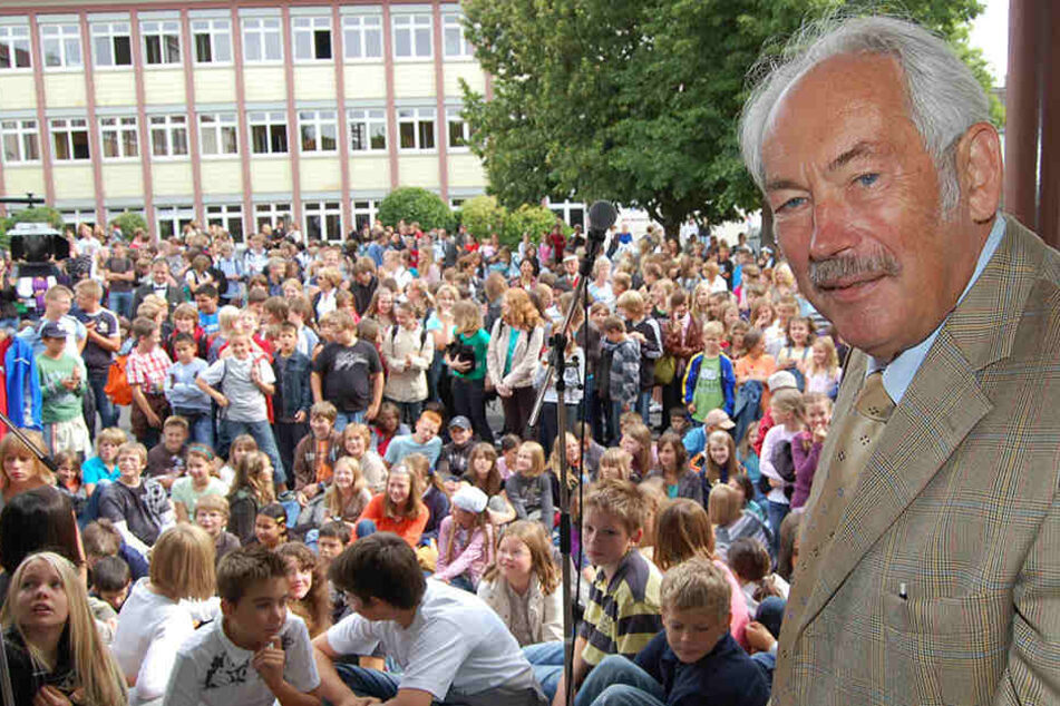 Der Nobelpreisträger Peter Grünberg sprach 2008) an seiner früheren Schule in Lauterbach. Anschließend wurde ihm die Ehrenbürgerwürde der Stadt Lauterbach verliehen.