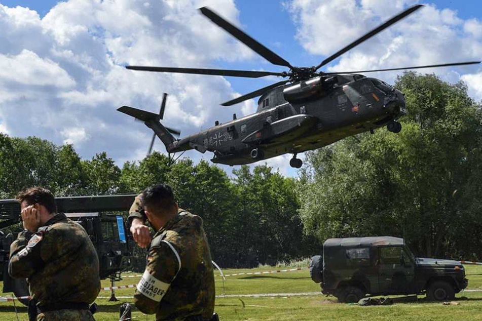 Ein Hubschrauber Sikorsky CH-53GS der Luftwaffe macht mächtigen Wind bei der Landung auf einer Wiese in Storkow.