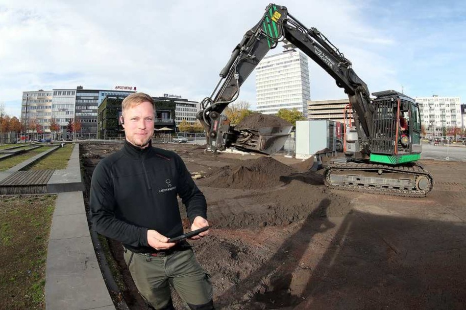 Ruben Wächters Firma übernimmt einen Teil der Arbeiten und trägt den alten Rasen ab.