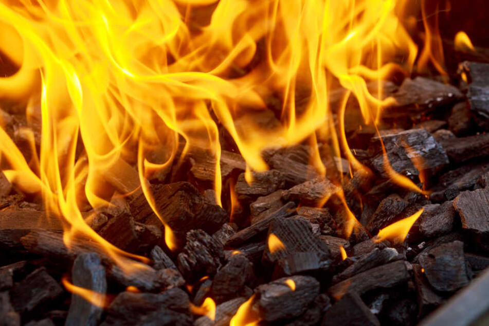Der Holzkohlegrill verursachte bei den Bewohnern eine Kohlenmonoxidvergiftung. (Symbolbild)