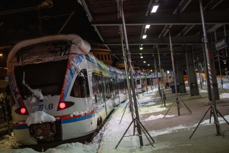 Ein eingeschneiter Zug steht im notdürftig abgestützten Bahnhof Berchtesgaden. (Archiv)