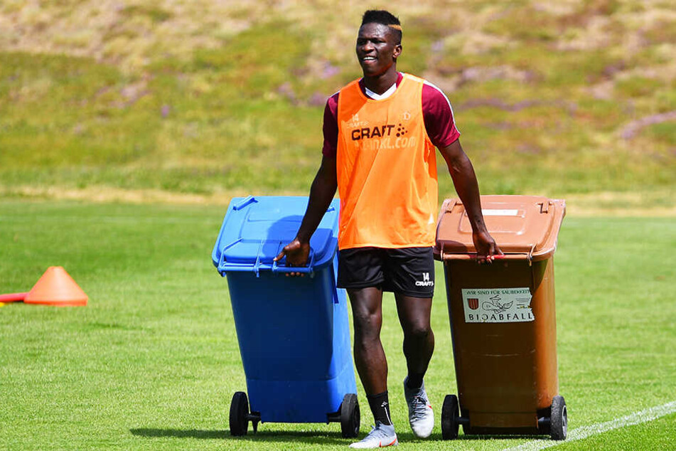 Sieht aus wie bei der Abfallentsorgung, aber Moussa Koné räumt nur nach dem Training auf.