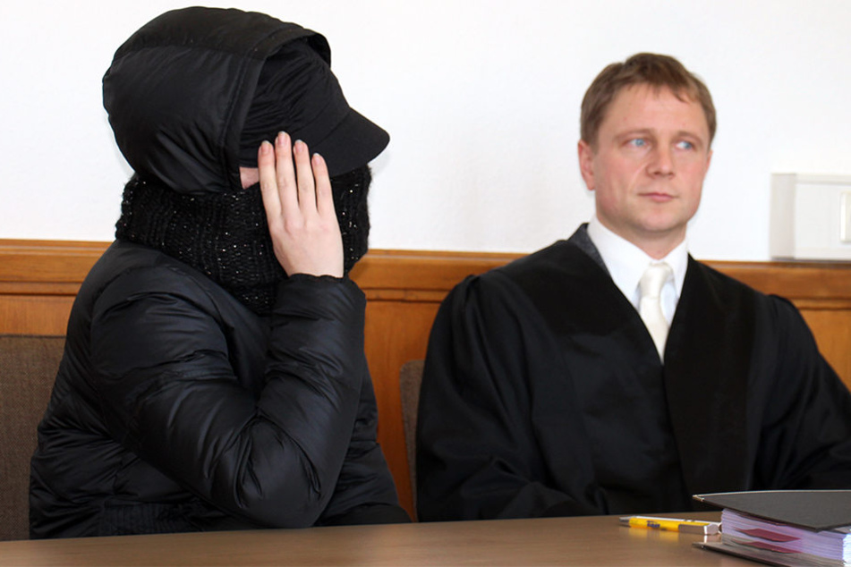 Hätte die Angeklagte Tanja S. (links) den Hungertod des kleinen Jungen verhindern können?