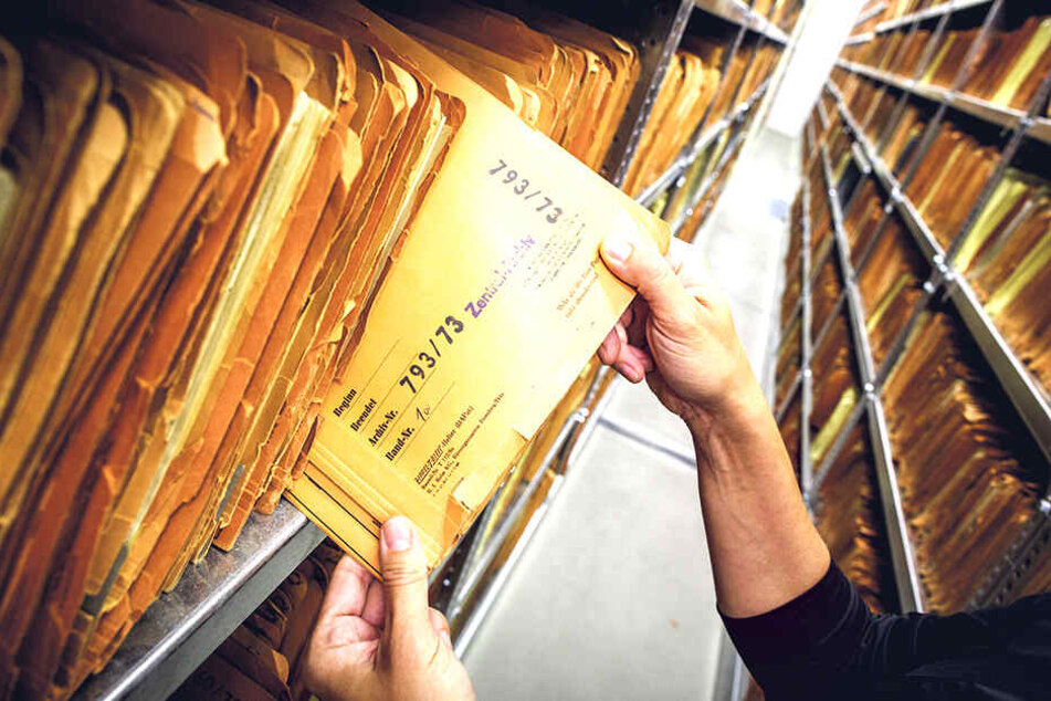 Die Stasi-Unterlagenbehörde in Berlin prüft, ob Stadträte in Freital eine Stasi-Vergangenheit haben. Nach 1972 Geborene werden aber nicht geprüft.