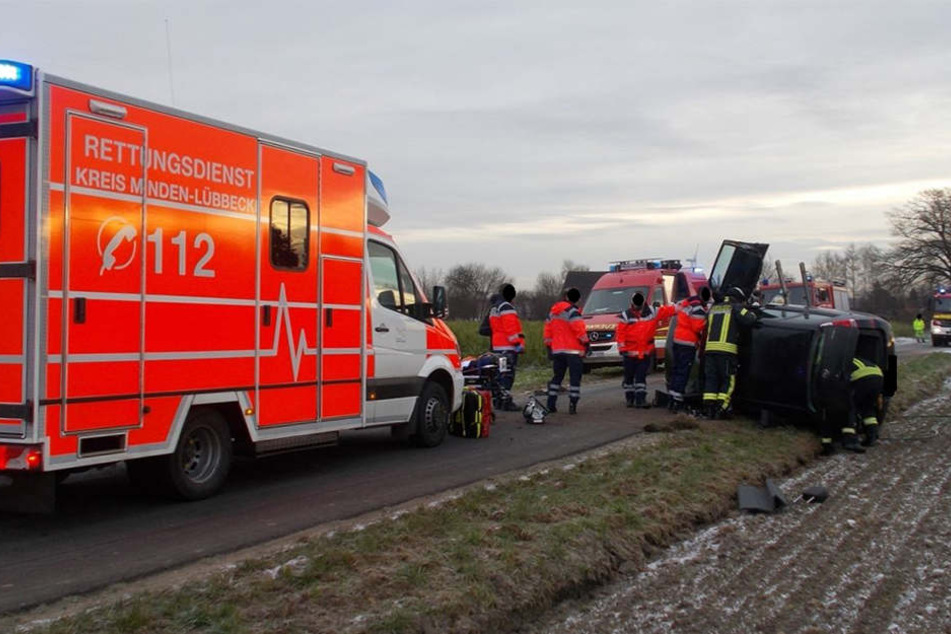 Nach einem Lenkmanöver kippte der Opel einer 41-Jährigen auf die Seite. Die Feuerwehr musste sie aus ihrer misslichen Lage befreien.