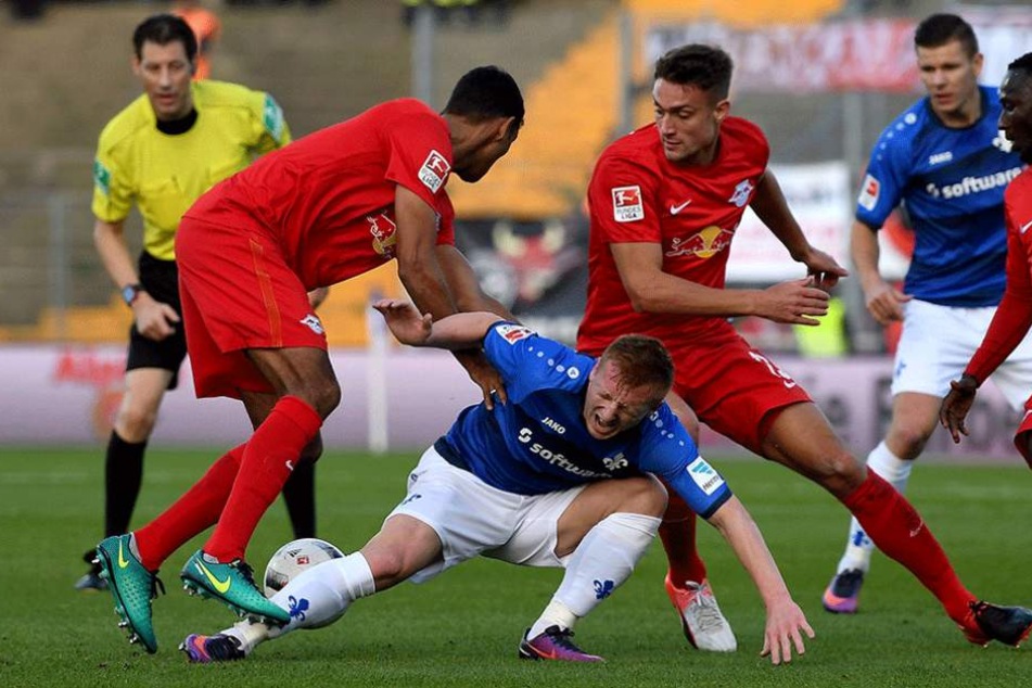 Marvin Compper (li.) und Stefan Ilsanker (re.) stoppen Laszlo Kleinheisler.