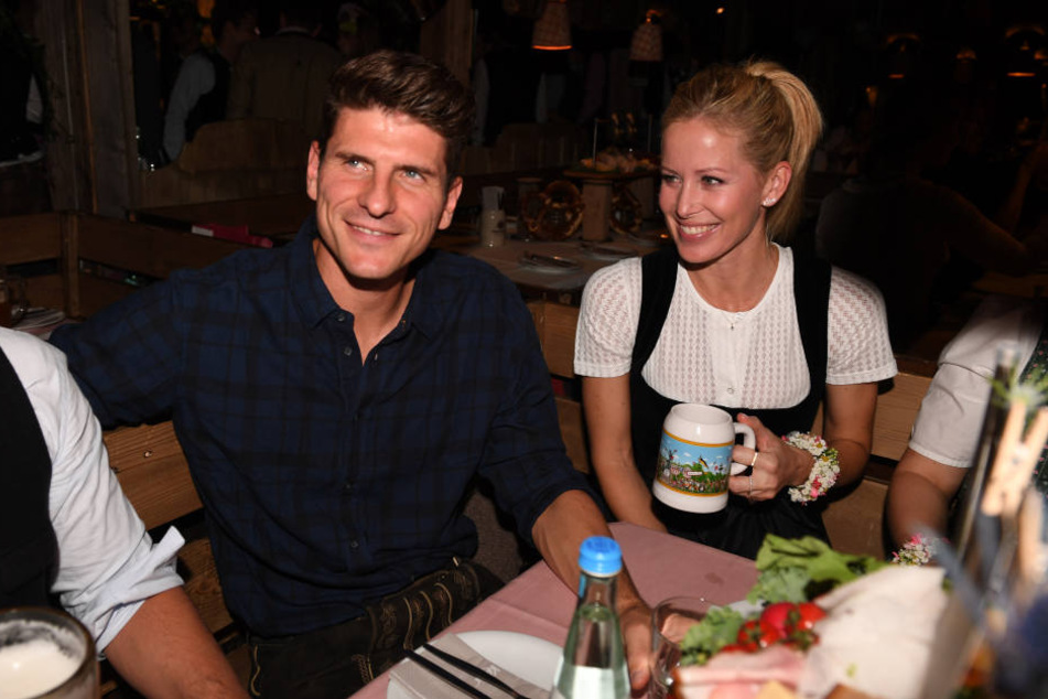 Mario Gomez und seine Frau Carina haben allen Grund zum Strahlen: Erst am Freitag wurden die beiden Eltern.