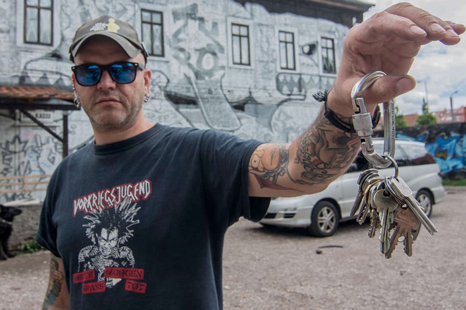Sozialarbeiter Mario (44) hielt den Beamten den Schlüsselbund regelrecht vor die Nase.