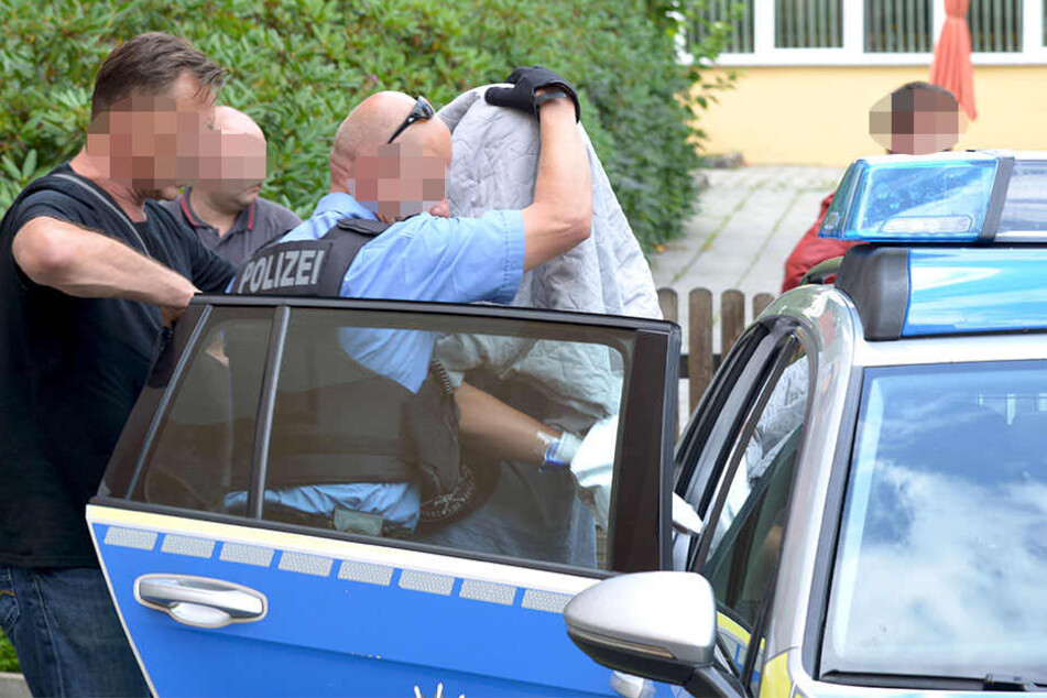 Hat dieser junge Mann (18, mit Decke verhüllt) seinen Nachbarn (58) getötet?
