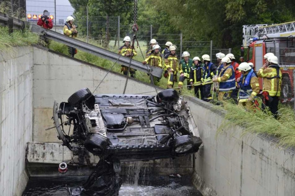 Zwei Insassen konnten sich aus dem sinkenden Fahrzeug retten. Für einen Mann kam jede Hilfe zu spät.