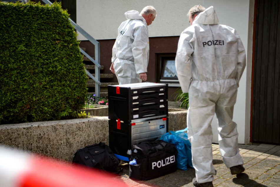 Die Polizei sicherte Spuren in dem Haus, in dem am Vortag ein Siebenjähriger Junge tot aufgefunden wurde.