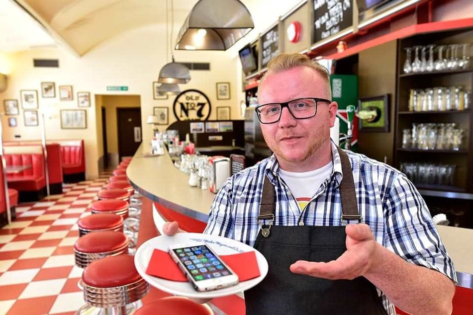 Daniel Meyer (39) vom "Mr. Meyers Diner" lockt Fachkräfte mit Handyverträgen.