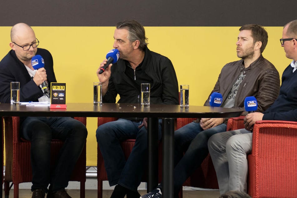 Moderator Jens Umbreit, Dynamos Sportdirektor Ralf Minge und die beiden Kommentatoren Marco Hagemann und Karsten Petrzika (v.l.).