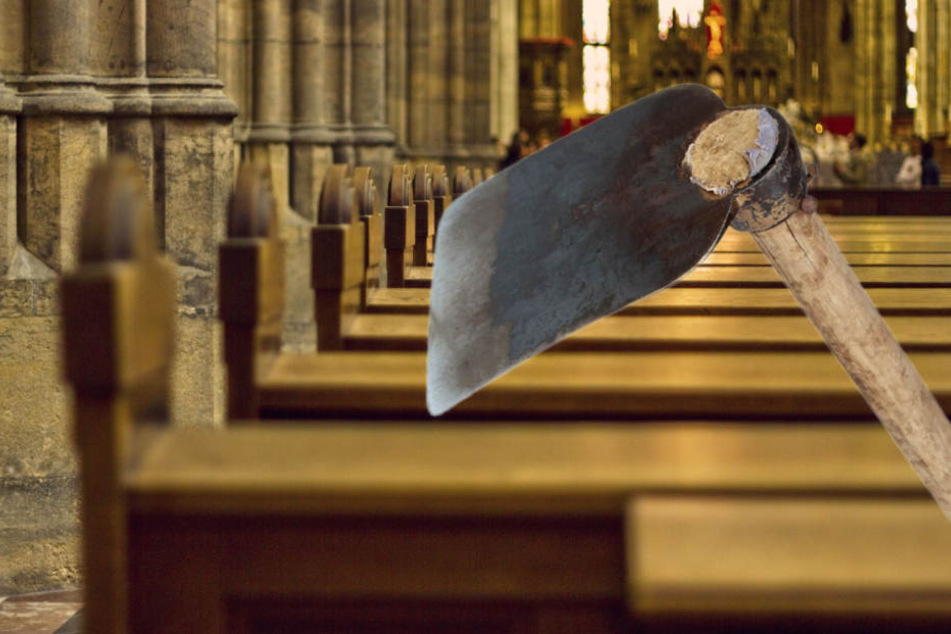 Unbekannte stattet einer Schwalbacher Kirche einen unchristlichen Besuch ab. (Symbolbild)