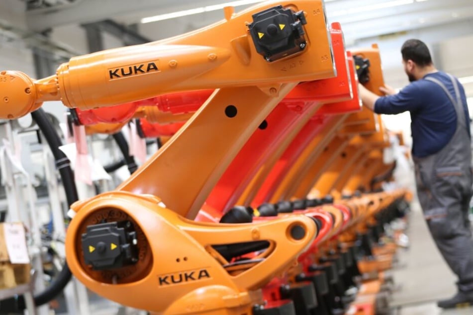 Roboter sollen künftig einige Arbeitsprozesse übernehmen und so den menschlichen Arbeitnehmer ersetzen. (Symbolbild)