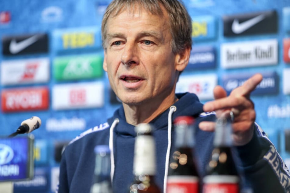 Herthas Trainer Jürgen Klinsmann spricht auf der Pressekonferenz vor dem Spiel gegen den 1. FC Bayern München.