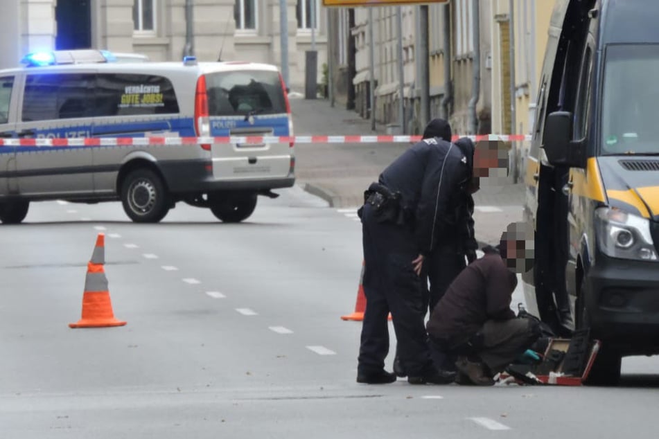 Polizei und Mitarbeiter des Landeskriminalamts rückten am Samstagvormittag wegen eines verdächtigen Koffers nach Wurzen aus.