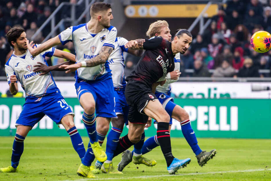 Ibrahimovic kam in der 55. Minute und beschäftigte gleich mal halb Genua.