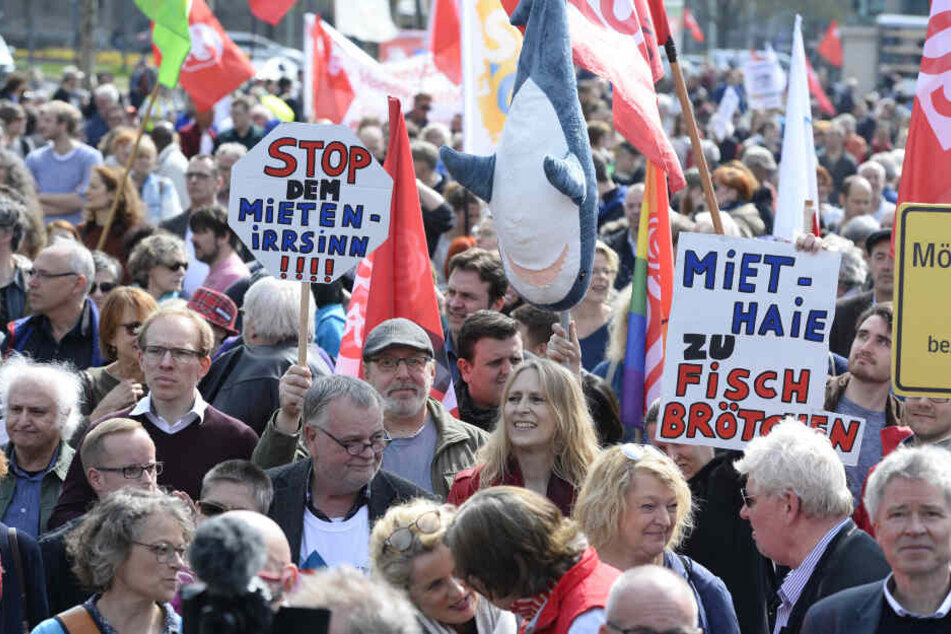 Teilnehmer in Köln beim Protest gegen steigende Mieten.