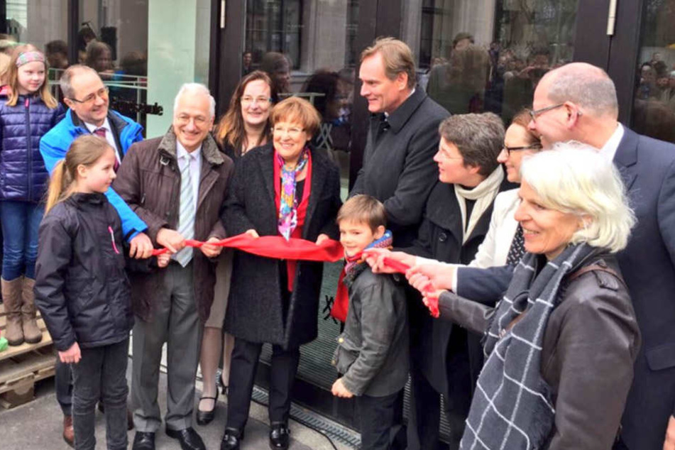 OB Burkhard Jung (hinten rechts) und die Bildungsministerin Brunhild Kurth (Mitte vorn) weihten die Grundschule ein.
