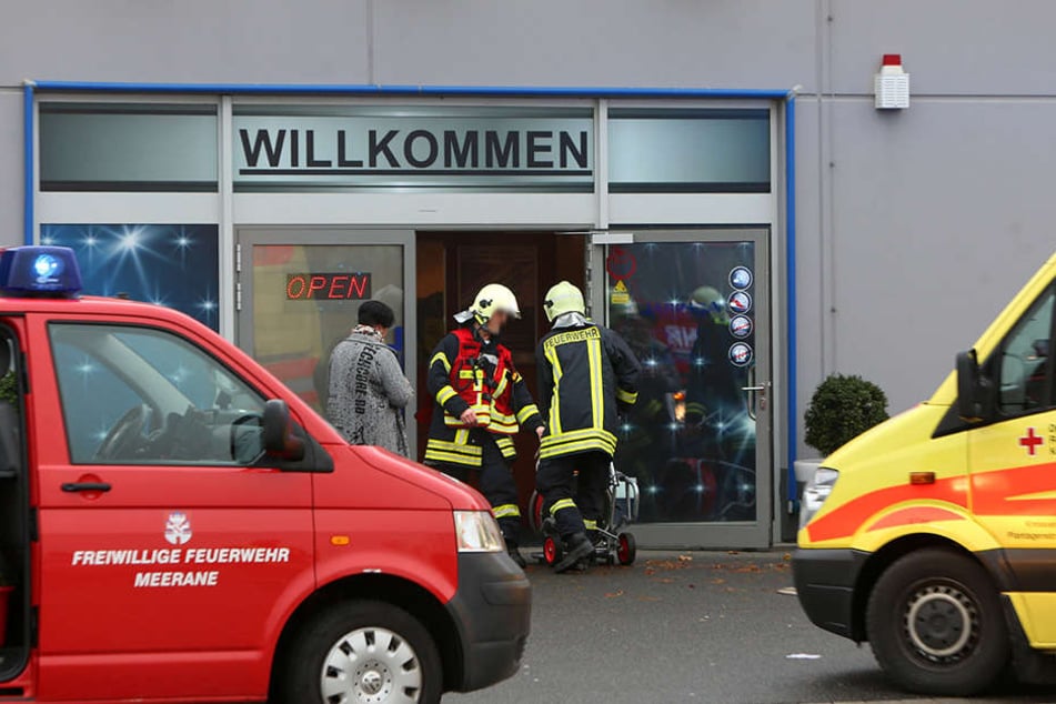 Die Rettungskräfte kamen mit mehreren Fahrzeugen zur Spielothek.