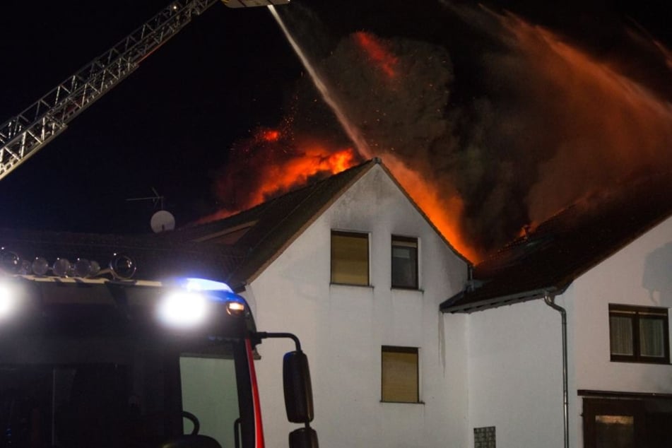 Rund 100 Einsatzkräfte waren vor Ort, um den Brand zu löschen.