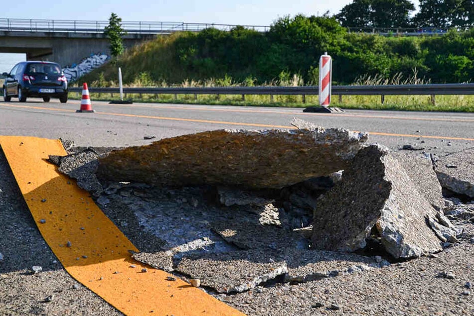Beschädigte Straßen können bei der Polizei oder Autobahnmeisterei gemeldet werden.