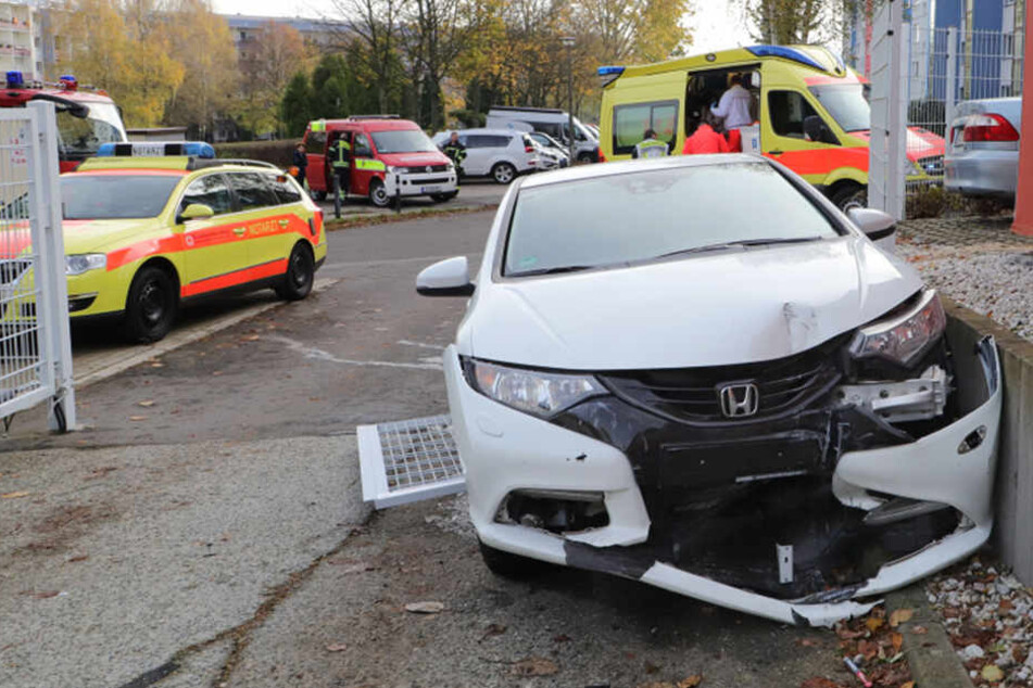 Der Honda krachte mit voller Wucht in eine Mauer.