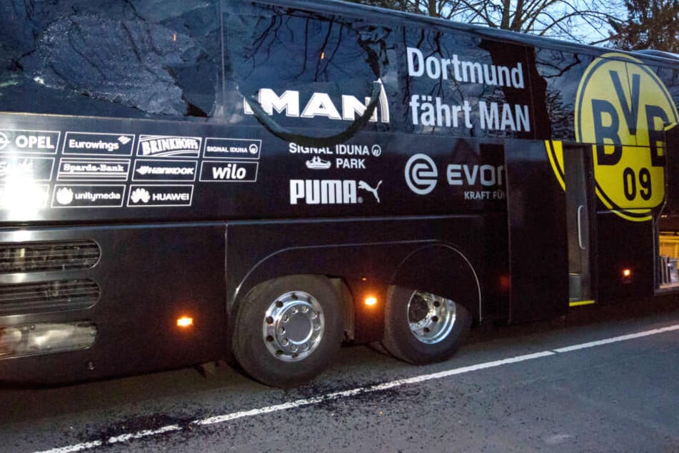 Am beschäftigten Bus des BVB ist deutlich zu sehen, wo die Bombe ihre Spuren hinterließ. Der Spanier Marc Bartra wurde schwer am Arm verletzt.